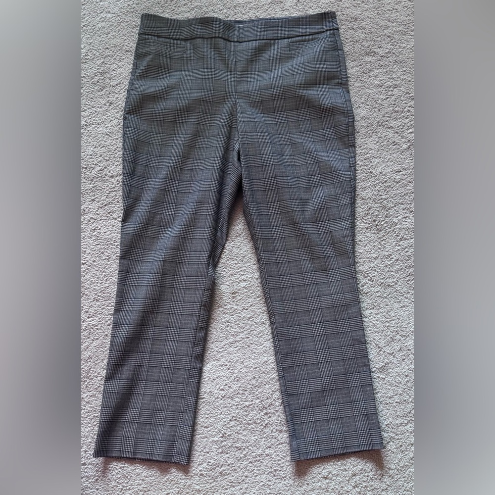 Croft & Barrow Women's Black and Gray Plaid Cropped Pants
